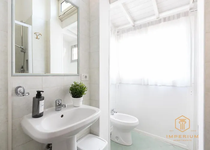 Imperium Termini Station - 100mt To Train And Metro Station, 4-6pax, 2 Baths, A-c Rzym